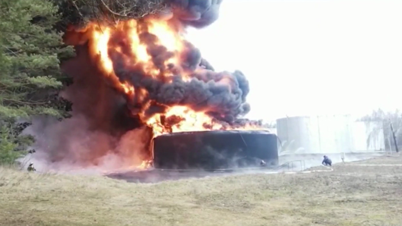 CNNE 1163447 - incendio tras proyectil en deposito de crudo en ucrania