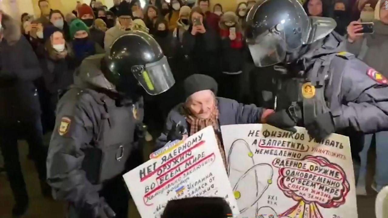 CNNE 1163472 - arrestan a anciana por protestar contra la guerra en rusia