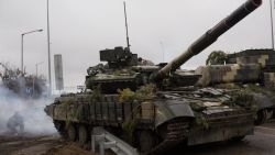 CNNE 1163483 - ucrania- civiles intentan detener un convoy militar ruso