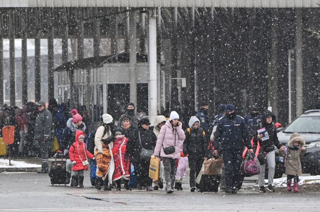 Refugiados procedentes de Ucrania caminan por la frontera ucraniano-rumana en Siret el 2 de marzo de 2022.