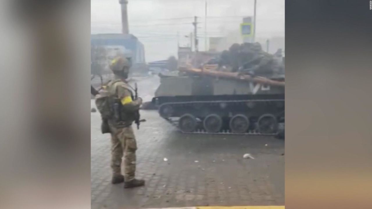 CNNE 1163845 - tanques rusos arden en las calles de hostomel