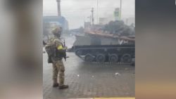 CNNE 1163845 - tanques rusos arden en las calles de hostomel