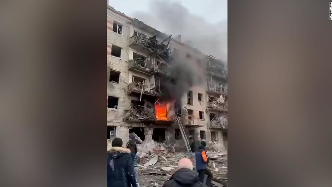 Los socorristas combaten un incendio en un complejo de apartamentos afectado por ataques militares rusos en Járkiv el martes.