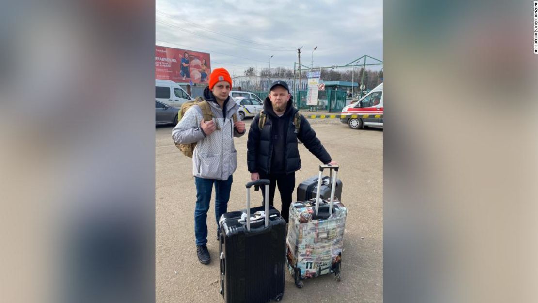 Vasyk Didyk (a la izquierda) e Igor Shehyni (a la derecha) llegaron a Ucrania el miércoles después de más de 24 horas de viaje desde Nueva York.