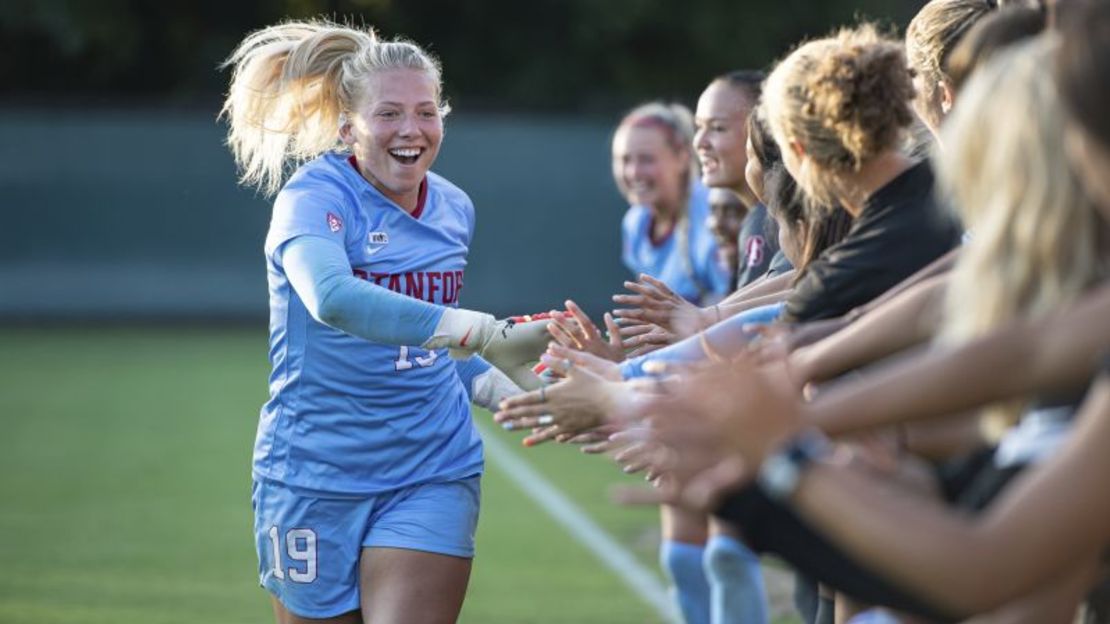 La guardameta de la Universidad de Stanford, Katie Meyer, les da la mano a sus compañeras de equipo el año pasado.