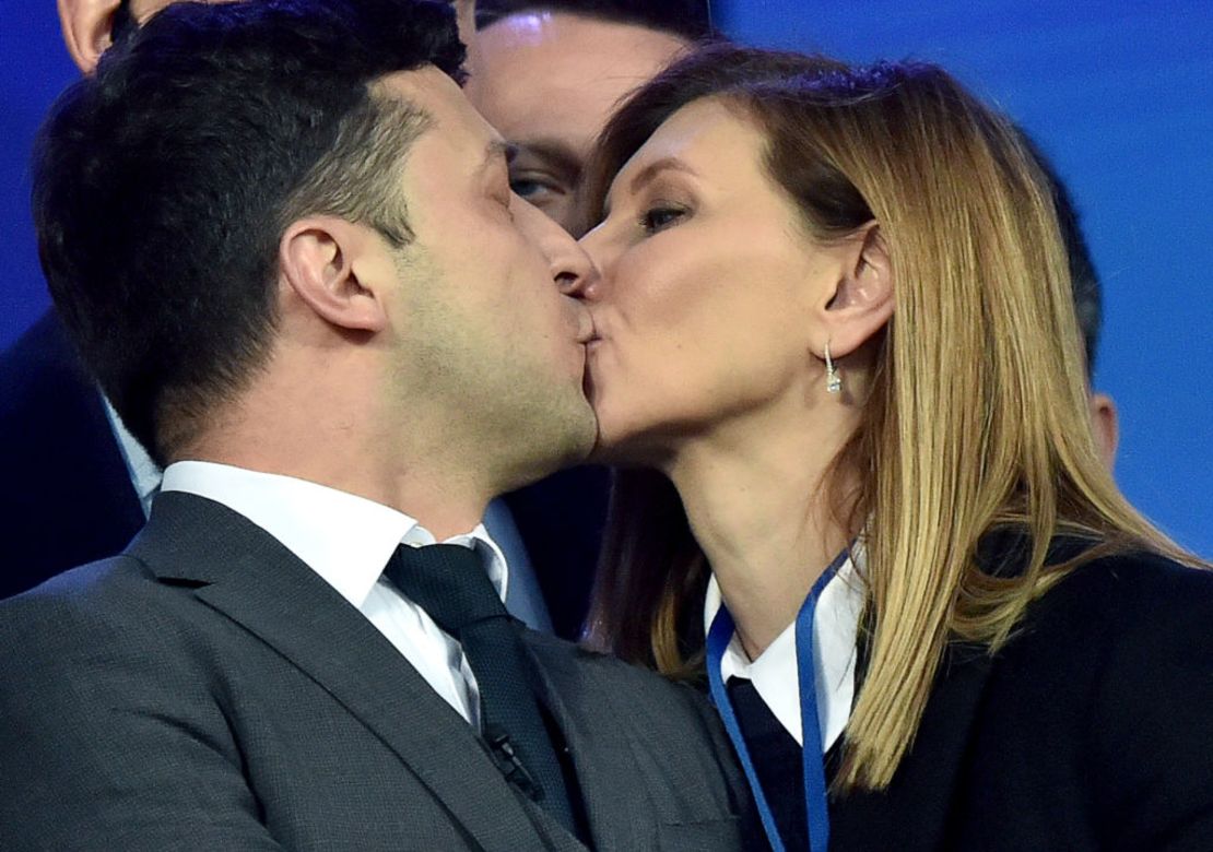 Fotografía tomada en el Estadio Olímpico de Kyiv el 19 de abril de 2019 que muestra al candidato presidencial ucraniano Volodymyr Zelensky y su esposa Olena el día de un debate electoral presidencial con el entonces presidente de Ucrania, Petro Poroshenko. Crédito: SERGEI SUPINSKY/AFP a través de Getty Images