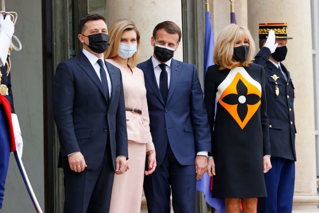 El presidente de Francia Emmanuel Macron y su esposa Brigitte Macron posan para una fotografía con el presidente de Ucrania Volodymyr Zelensky y su esposa Olena Zelenska en el Palacio del Elíseo en París el 16 de abril de 2021. Crédito: THOMAS SAMSON/AFP vía Getty Images