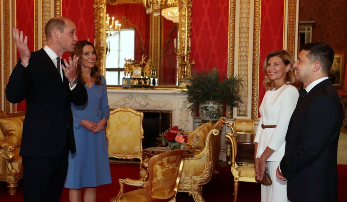 El príncipe William, duque de Cambridge y Catalina, duquesa de Cambridge se reúnen con el presidente de Ucrania Volodymyr Zelensky y su esposa Olena durante una audiencia en el Palacio de Buckingham el 7 de octubre de 2020 en Londres, Inglaterra. Crédito: Jonathan Brady/WPA Pool/Getty Images