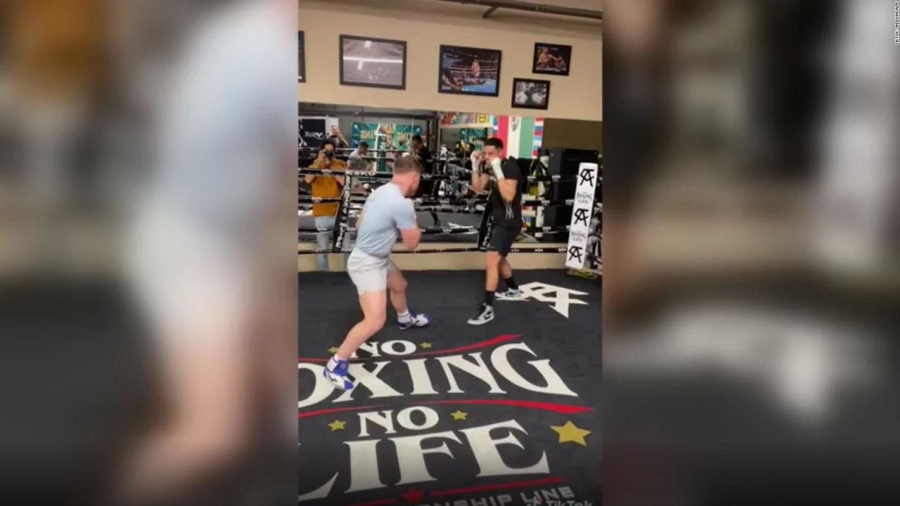 CNNE 1164327 - este joven cantante se atrevio a entrenar con el canelo