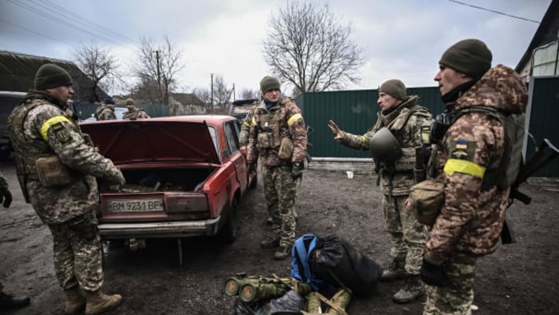 Soldados ucranianos descargan armas del maletero de un coche viejo al noreste de Kyiv, Ucrania. Aris Messinis/AFP/Getty Images