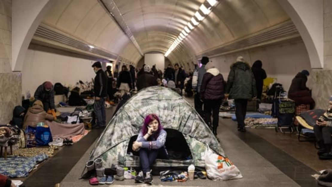 La gente se refugia en la estación de metro Dorohozhychi, que se ha convertido en un refugio antibombas en Kyiv, Ucrania. Imágenes de Chris McGrath/Getty