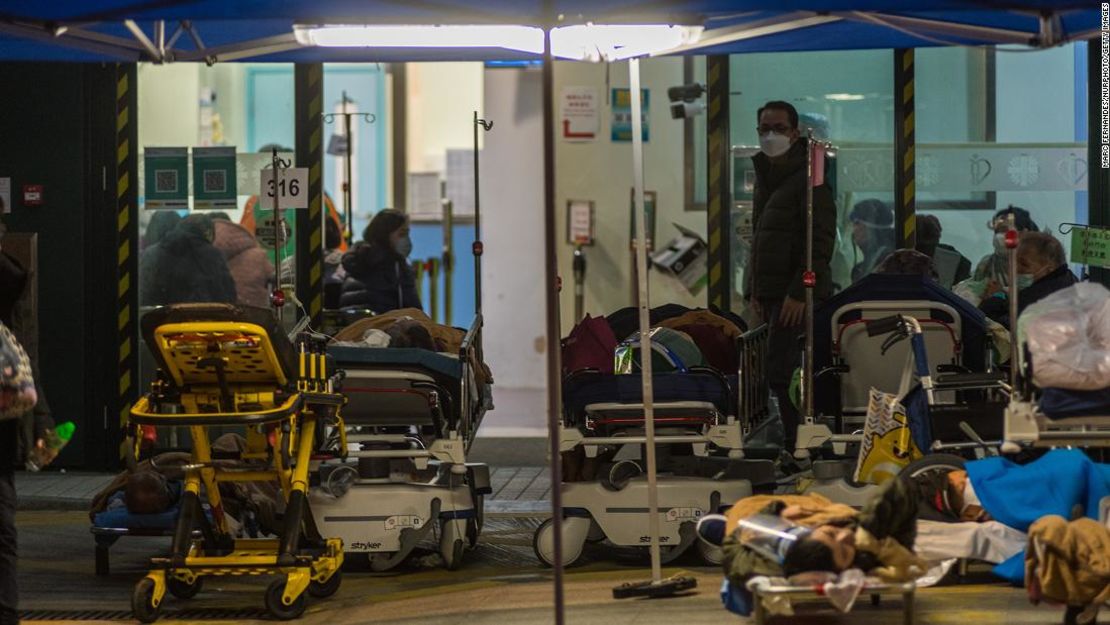 Pacientes con covid afuera del Centro Médico Caritas en Hong Kong el 25 de febrero de 2022.