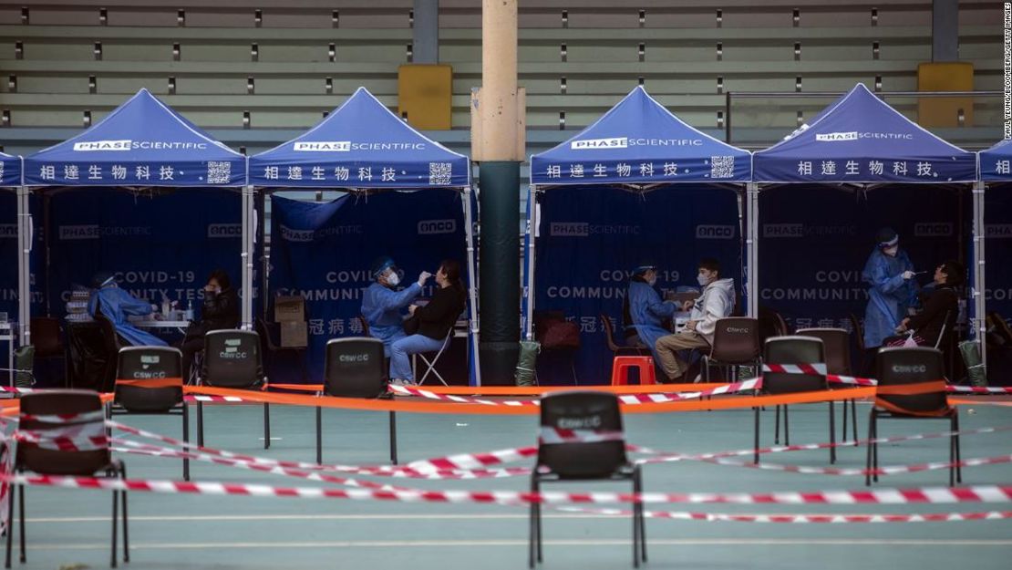 Los trabajadores de la salud recolectan muestras de hisopos en un centro de pruebas de Covid-19 en Hong Kong el 24 de febrero.