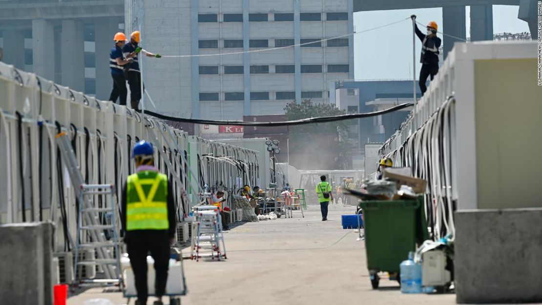 Los trabajadores construyen unidades de aislamiento en Hong Kong el 27 de febrero de 2022.