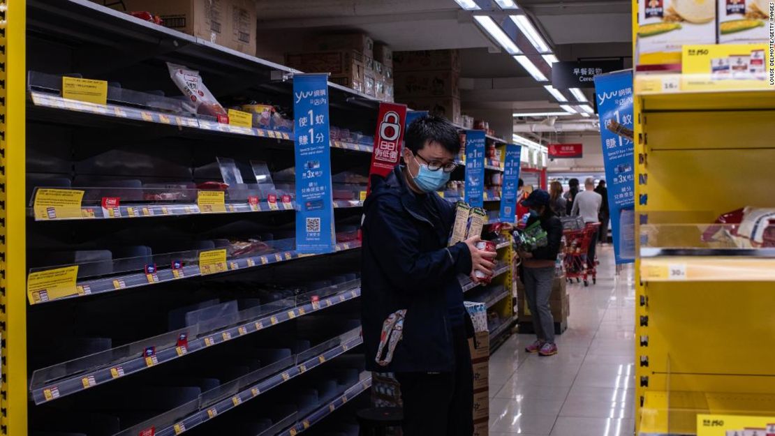 Estantes vacíos en una tienda de comestibles en Hong Kong el 1 de marzo de 2022.