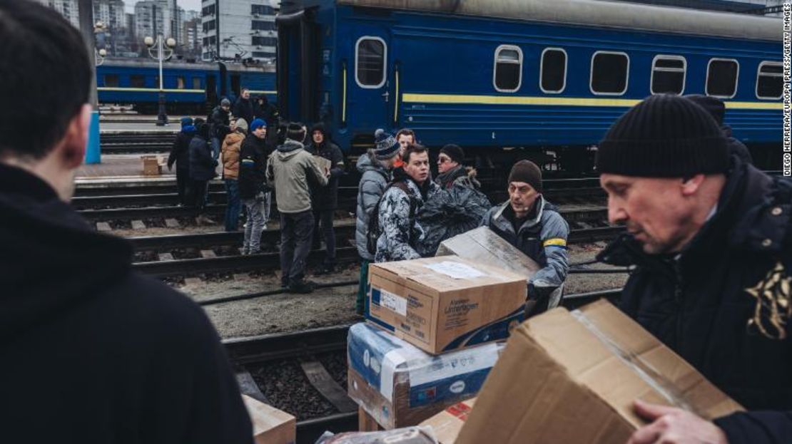 La gente forma una cadena humana para transferir suministros el jueves en Kyiv, Ucrania.