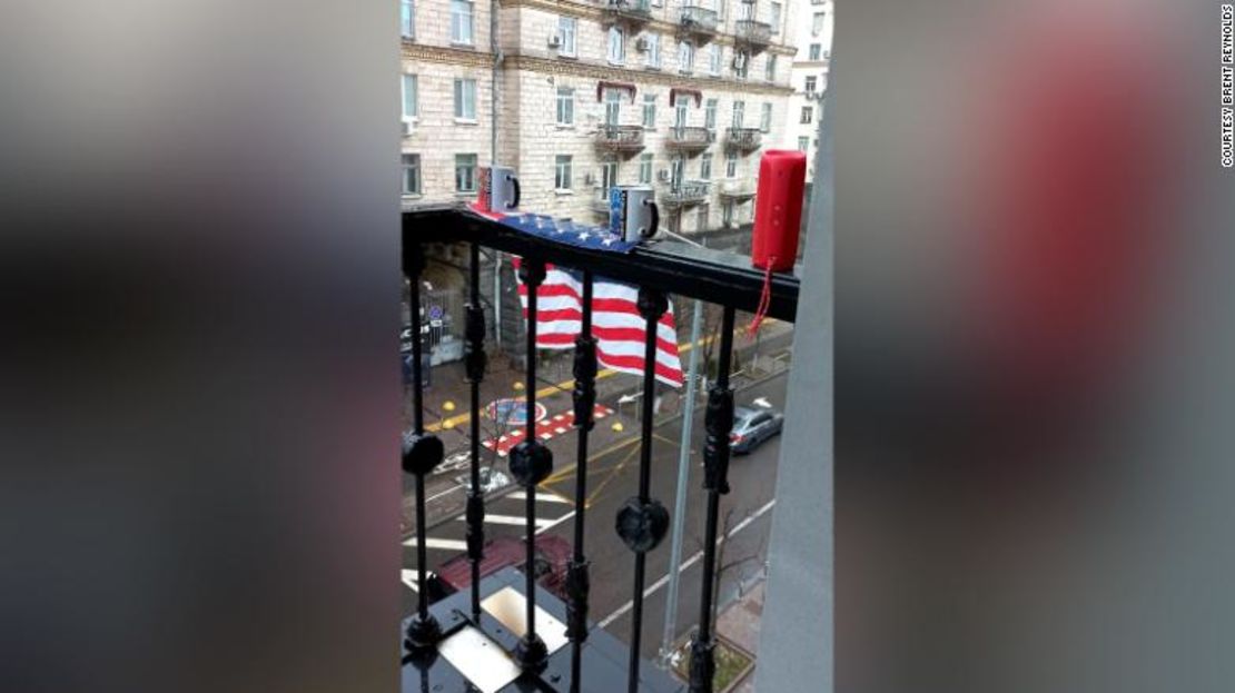 Una bandera estadounidense colgada en el balcón del apartamento del empresario Brent Reynolds en el centro de Kyiv.