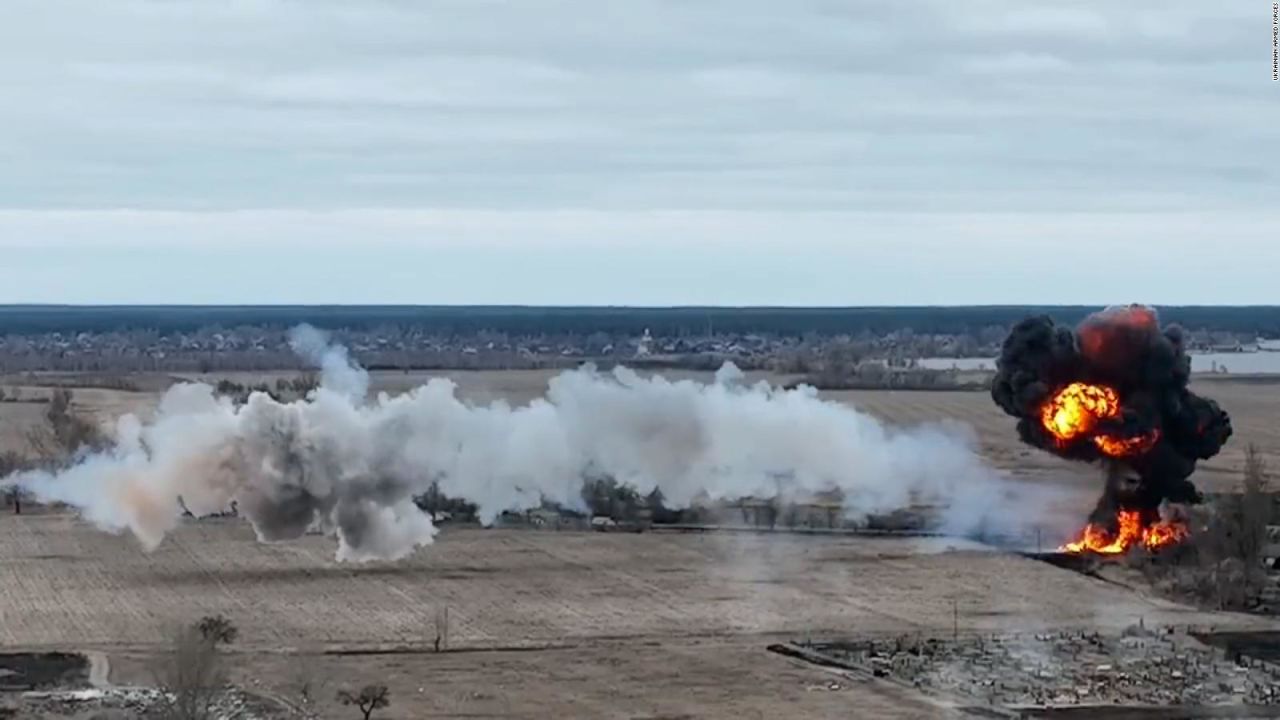 CNNE 1164543 - video muestra helicoptero ruso derribado por ucrania