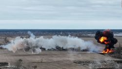 CNNE 1164543 - video muestra helicoptero ruso derribado por ucrania