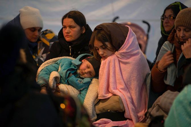 Refugiados ucranianos descansan en una tienda de campaña después de cruzar la frontera hacia Medyka, Polonia, el 6 de marzo.