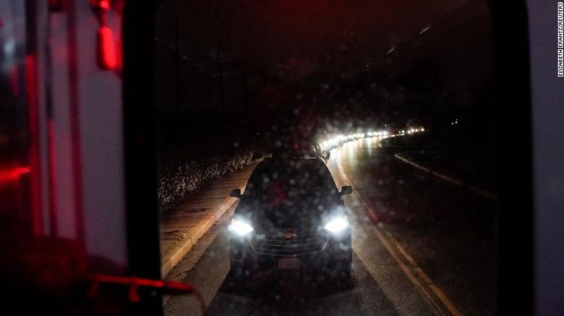 Una fila de automóviles y personas espera para salir de una puerta en la base conjunta Andrews durante una situación de cierre en Maryland, EE.UU., el domingo 6 de marzo.