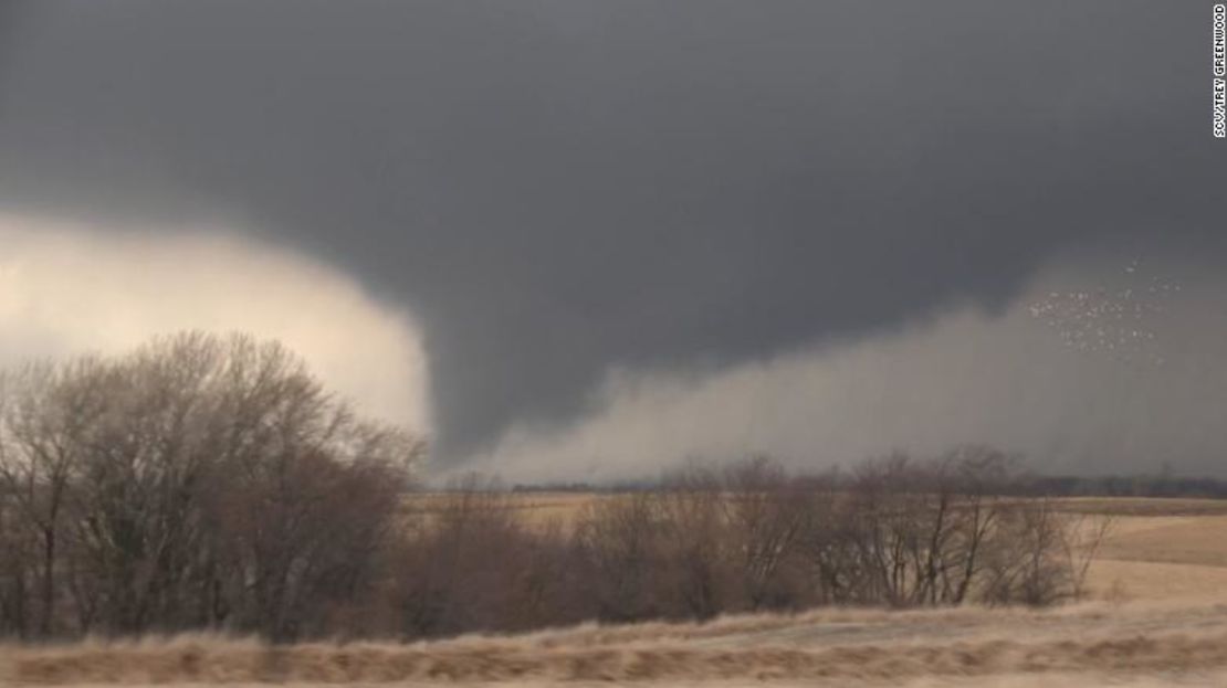 Un video muestra un tornado arrasando Iowa.