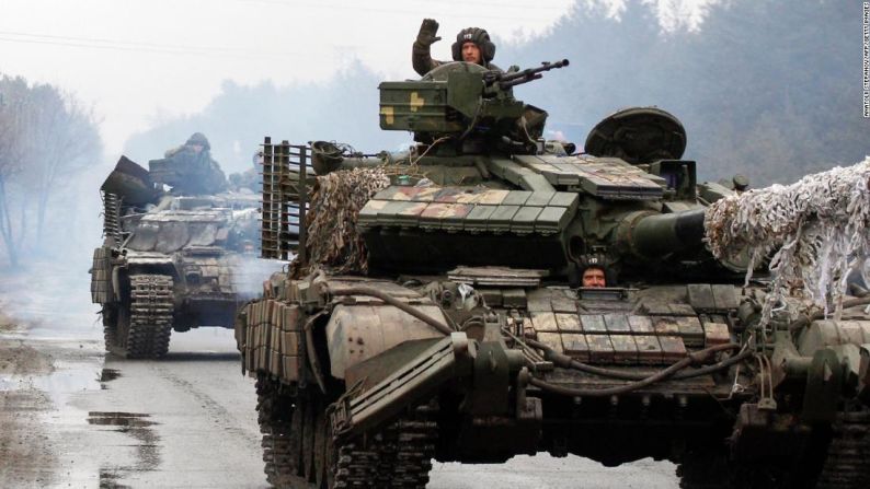 Militares ucranianos se dirigen en tanques T-80 hacia la línea del frente contra las fuerzas rusas en la región de Lugansk, Ucrania, el 25 de febrero de 2022.