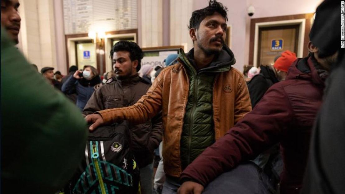 Estudiantes indios esperan para abordar un tren de Lviv, Ucrania a Polonia, el 3 de marzo.