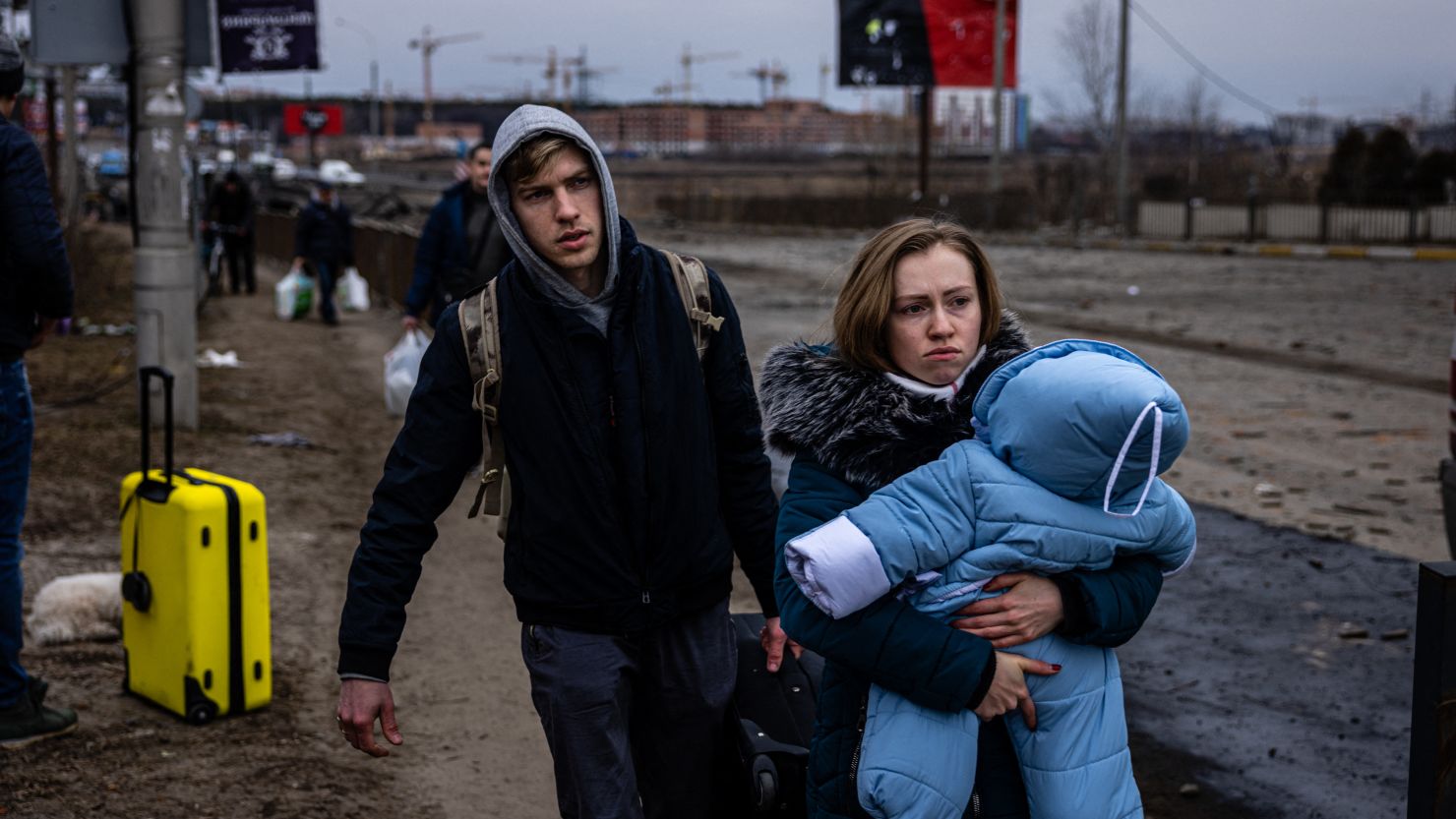 CNNE 1164894 - voluntarios asisten a refugiados ucranianos en hungria