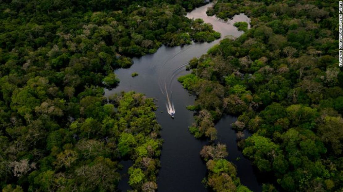 Vista aérea que muestra una embarcación a toda velocidad en el río Jurura, en el municipio de Carauari, en el corazón de la selva amazónica brasileña, el 15 de marzo de 2020.