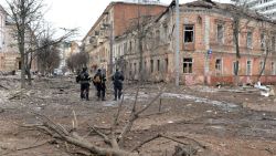 Agentes de policía ucranianos patrullan una calle tras un bombardeo en la segunda ciudad más grande de Ucrania, Kharkiv, el 7 de marzo de 2022. - En el duodécimo día de la invasión rusa de Ucrania, el 7 de marzo de 2022, las fuerzas rusas presionaron para sitiar el puerto clave del sur, Mariupol, y trataron de aumentar la presión sobre la capital, Kyiv. Kyiv sigue bajo control ucraniano, al igual que Kharkiv en el este, y el avance terrestre ruso en general apenas ha variado en las últimas 24 horas ante la feroz resistencia ucraniana.