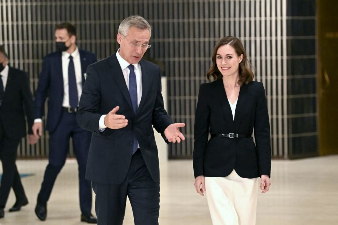 El secretario general de la OTAN, Jens Stoltenberg, se reúne con la primera ministra de Finlandia, Sanna Marin, el 25 de octubre de 2021.