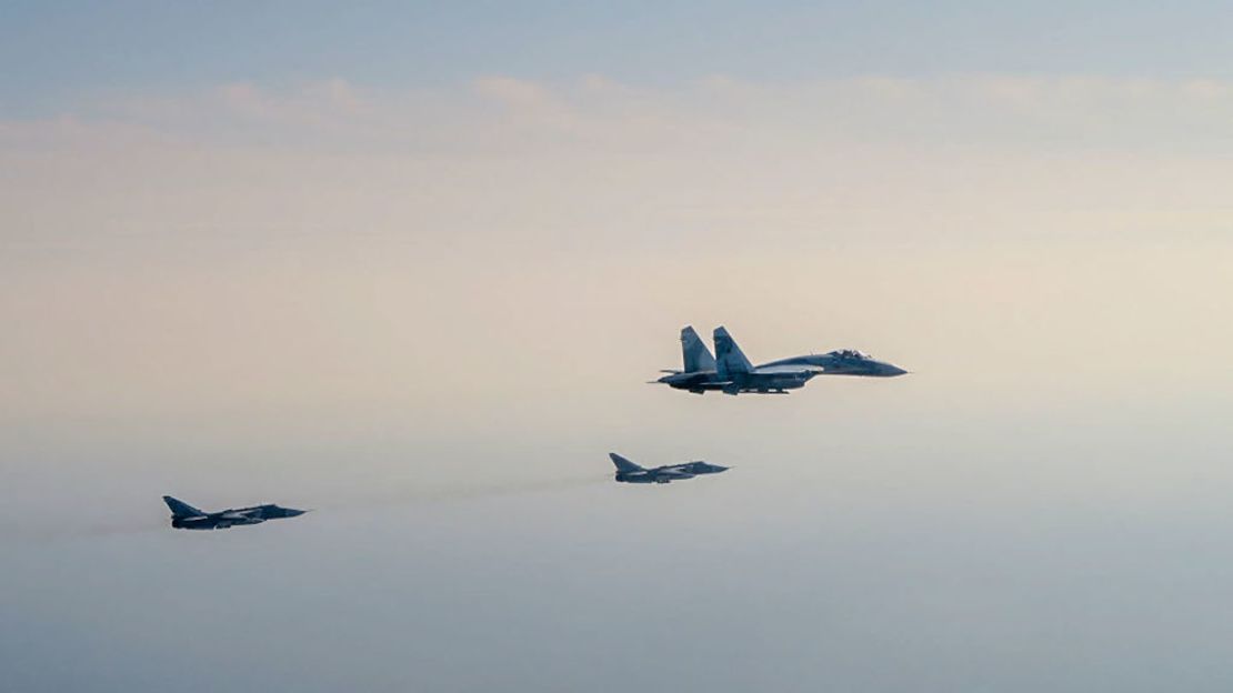 Esta imagen del 2 de marzo de 2022 de la Fuerza Aérea Sueca muestra aviones de combate rusos violando el espacio aéreo sueco al este de la isla de Gotland