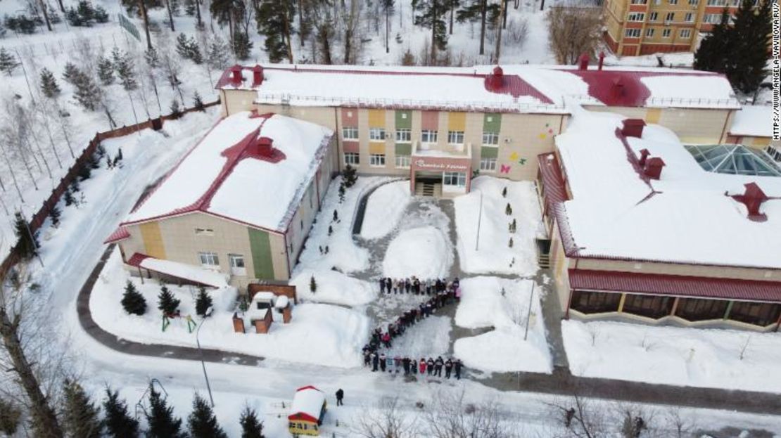 Niños con enfermedades terminales y el personal de un hospicio se alinearon para formar una "Z".