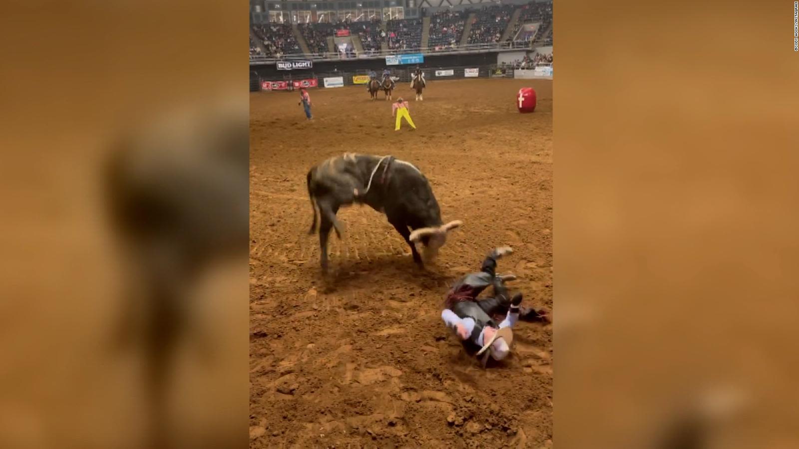 Un toro derriba al jinete que lo montaba. Lo que hizo el padre después se  volvió viral