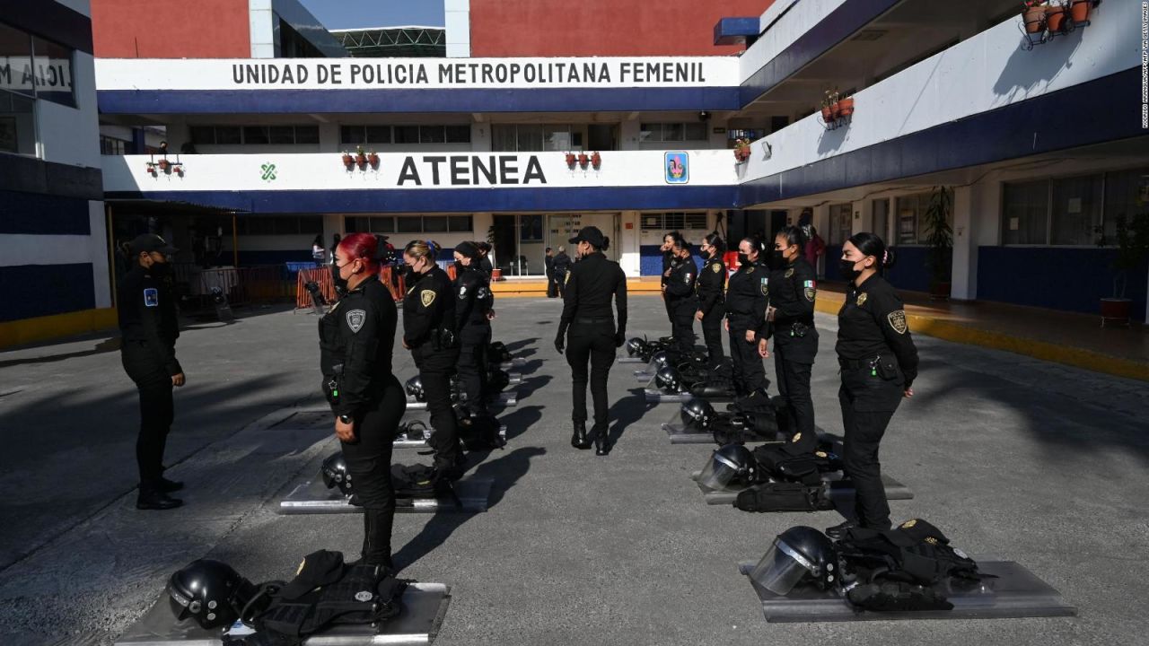 CNNE 1165520 - ateneas piden empatia en marcha del 8m- "somos mujeres"