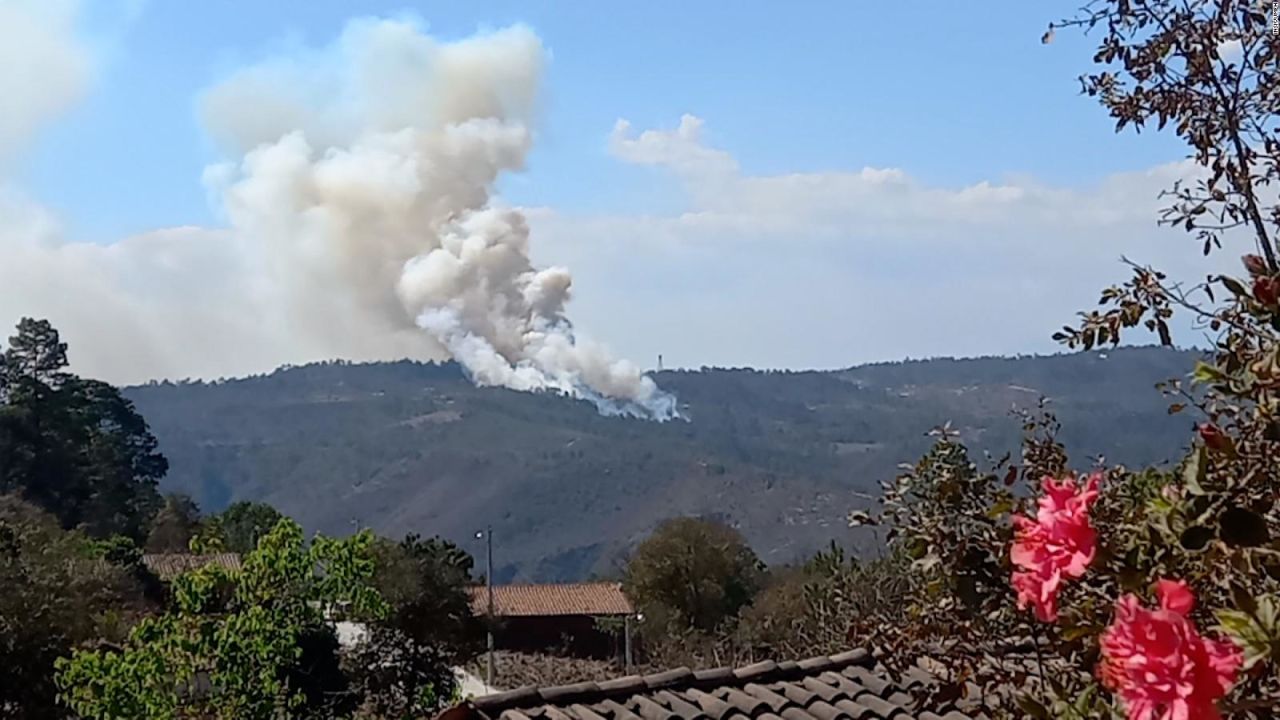 CNNE 1165608 - volcan de fuego entra en erupcion en guatemala