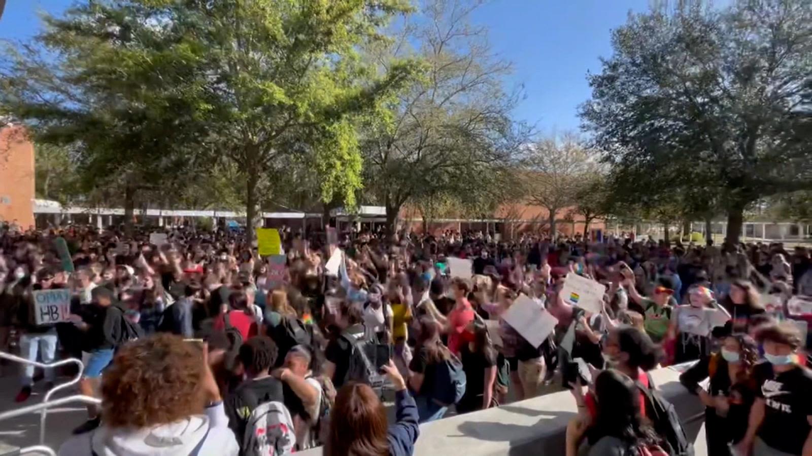 En Florida, estudiantes protestan en contra del proyecto de ley sobre  educación sexual