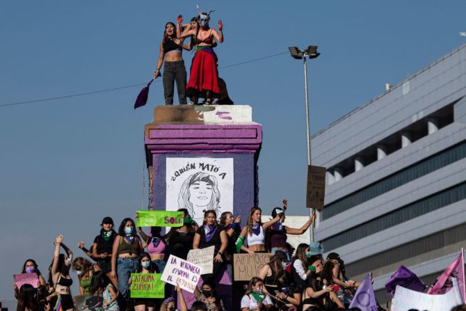 Un colectivo de mujeres también salió a las calles en Santiago, Chile este 8 de marzo de 2022.