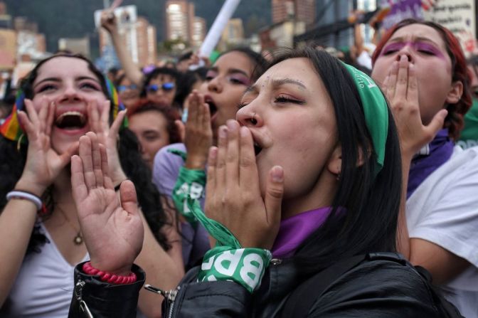 El Día Internacional de la Mujer, explica la ONU, tiene sus orígenes en las manifestaciones de principios del siglo XX en las que las mujeres reclamaban por igualdad, mejores condiciones laborales y el derecho al voto.