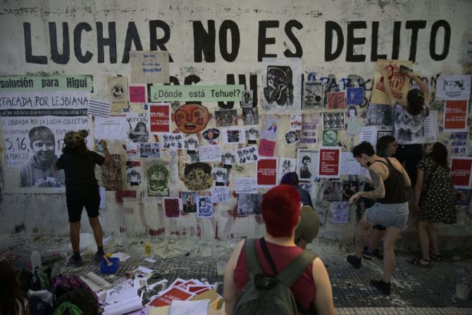 "Luchar no es delito", se lee en un mural en Buenos Aires, Argentina.