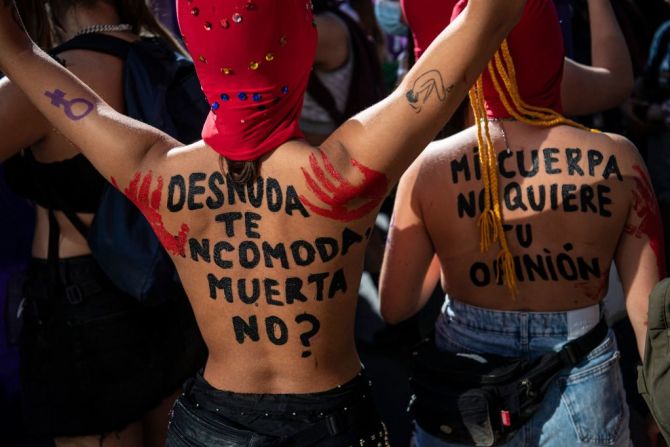 "Desnuda te incomoda, muerta no?", se lee en la espalda de una de las manifestantes en la ciudad de Santiago de Chile.