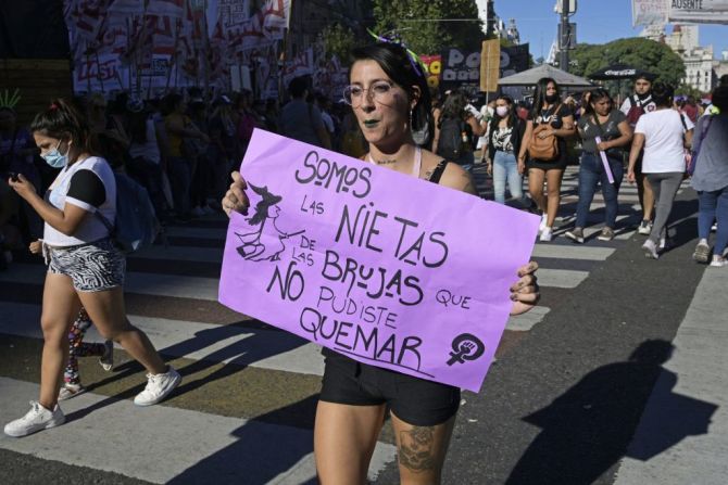 "Somos las nietas de las brujas que no pudiste quemar", se lee en una pancarta en Buenos Aires, Argentina el 8 de marzo de 2022.