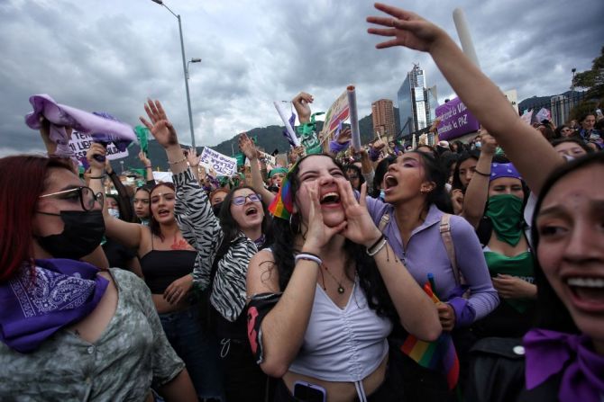 Las mujeres en Colombia participan en una manifestación para conmemorar el Día Internacional de la Mujer en Bogotá, el 8 de marzo de 2022.