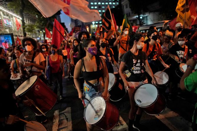 Mujeres brasileñas se unen a las marchas del Día Internacional de la Mujer en Río de Janeiro, Brasil.