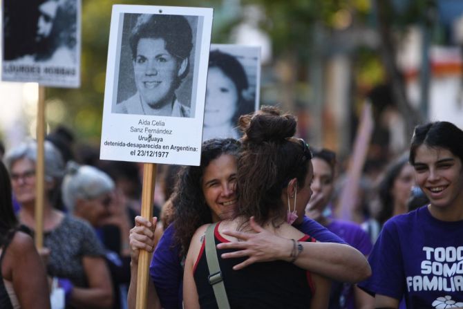 Dos mujeres se abrazan durante una manifestación para conmemorar el Día Internacional de la Mujer en Montevideo, Uruguay el 8 de marzo de 2022.