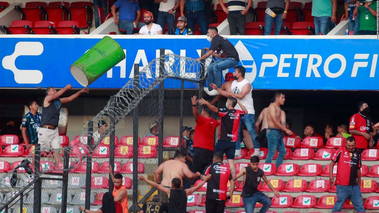 CNNE 1165882 - 10 detenidos por violencia en partido de futbol en mexico