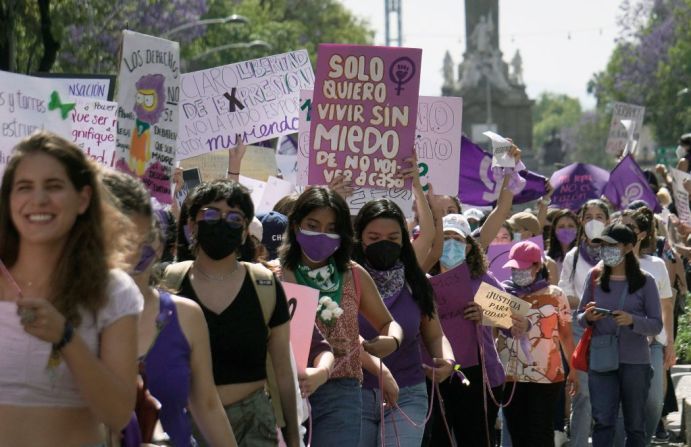 "Solo quiero vivir sin miedo de no volver a casa", se lee en una pancarta de la marcha del 8M en la Ciudad de México.