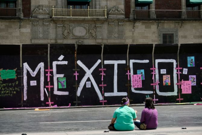 Vista del vallado Palacio Nacional durante una manifestación para conmemorar el Día Internacional de la Mujer en la Ciudad de México, el 8 de marzo de 2022.