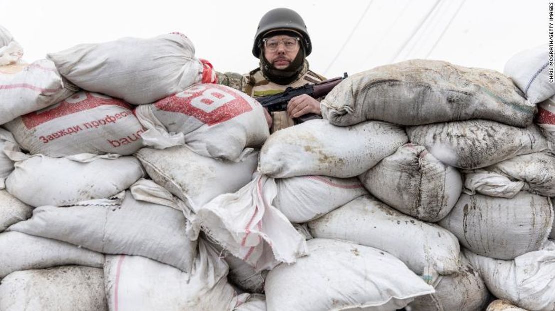 Un miembro de la unidad de Defensa Territorial de Ucrania protege una barricada en las afueras del este de Kyiv el 6 de marzo de 2022.